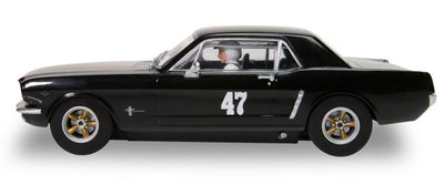 Scalextric Coche Ford Mustang Estándar negro y dorado C4405